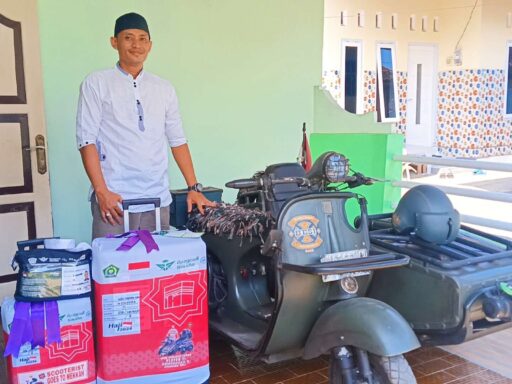 Agus Kamaruz Zaman bersama vespa kesayangannya