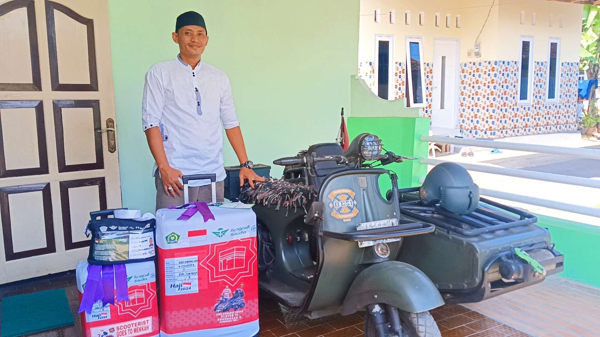 Agus Kamaruz Zaman bersama vespa kesayangannya